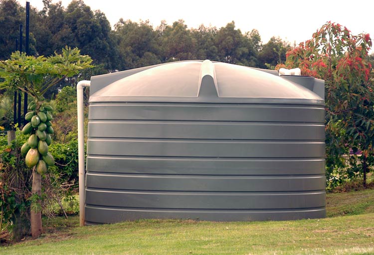 5000-gallon-poly-water-tank-for-orchard